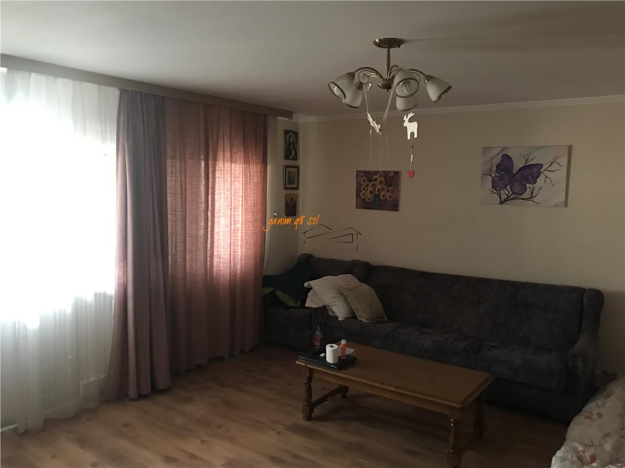 Ap 4 camere , zona Longinescu, et 3/3 , acoperis , 90 mp, centrala termica imbunatatit