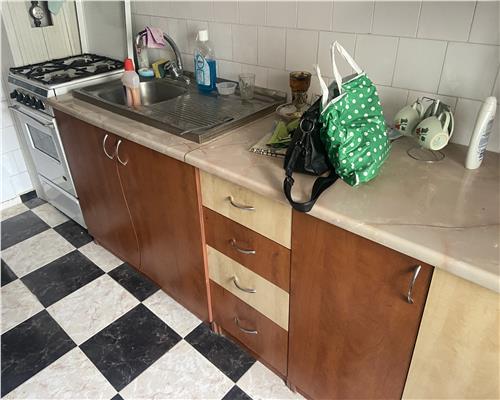 Apartament 3 camere , zona Politia Judeteana Focsani, et 1/4 , 71 mp , decomandat , mobilat