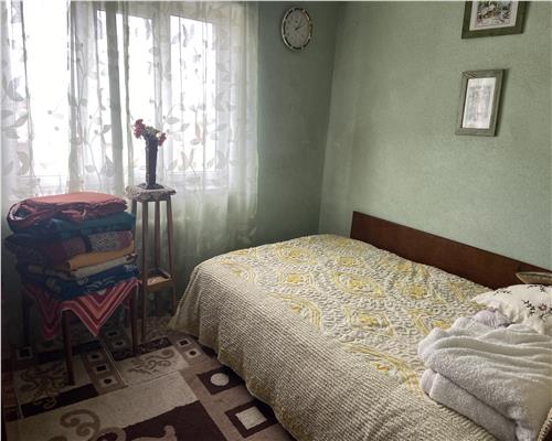 Apartament 3 camere , zona Scoala nr 10 , et 7/8 , decomandat , liber