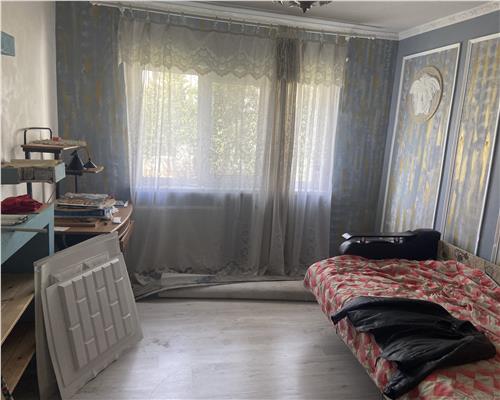 Apartament 2 camere ,etaj 1 din 4 , 54 mp, zona Inspectoratul Scolar, decomandat