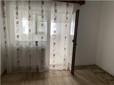Apartament 3 camere , zona Gara, etaj 2/4 , decomandat , centrala termica , bloc constructie 1982 ,liber