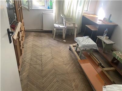 Apartament 3 camere , zona Gara, et 2/4 , centrala termica individuala , pret fix
