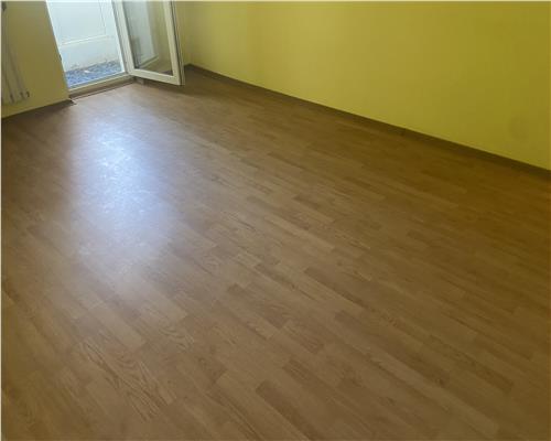 Apareament 4 camere , zona cartier Sud , et 1/4 , 60 mp , liber